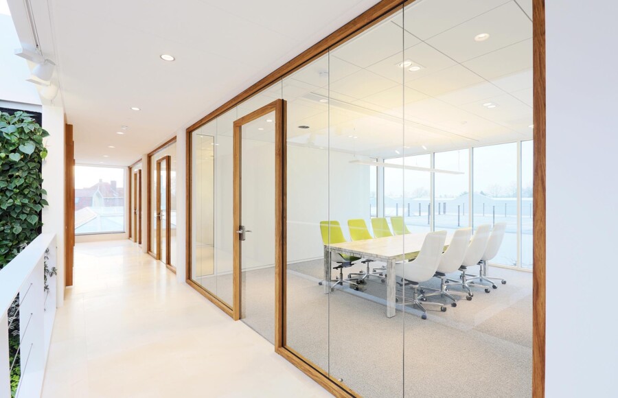 Woodframe-Glaswand-Houten-Profiel-Glazen-Systeemwand-Kantoor-Intermontage-008