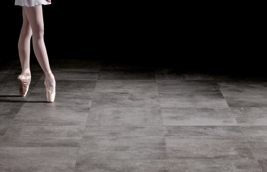 piastrelle-effetto-pietra-grigio-scuro